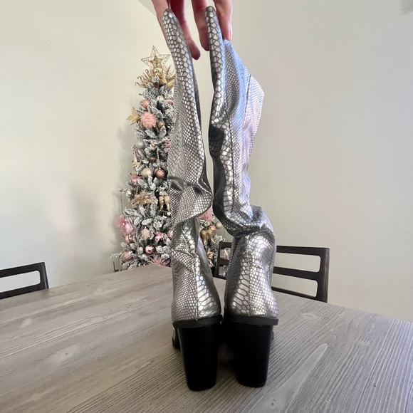 Dolce Vita- Numbra Ruched Boot In silver- Size 8.5 - Picture 5 of 10